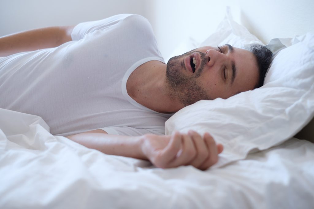 Hombres que roncan fuerte son más propensos a la apnea del sueño