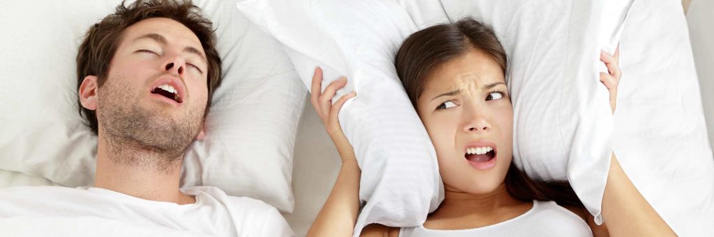 Roncar fuerte es habitual en quien padece apnea del sueño