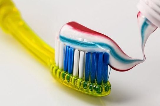 cepillo con pastas de dientes