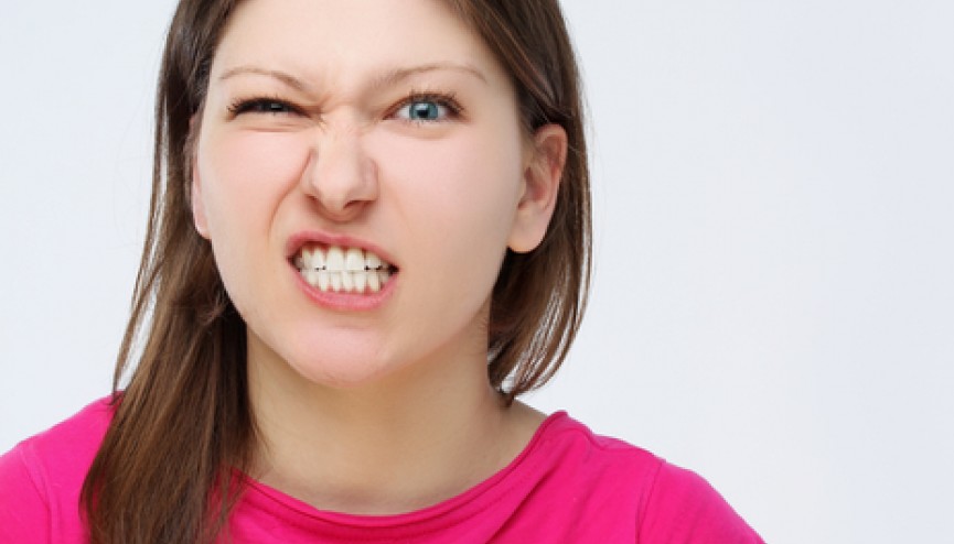 una de las principales causas de bruxismo dental es el estrés