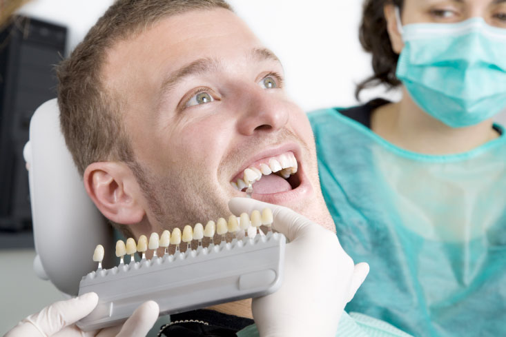 Paciente apunto de hacerse una imcrustación de composite - Belén Pérez, clínica dental en Getxo