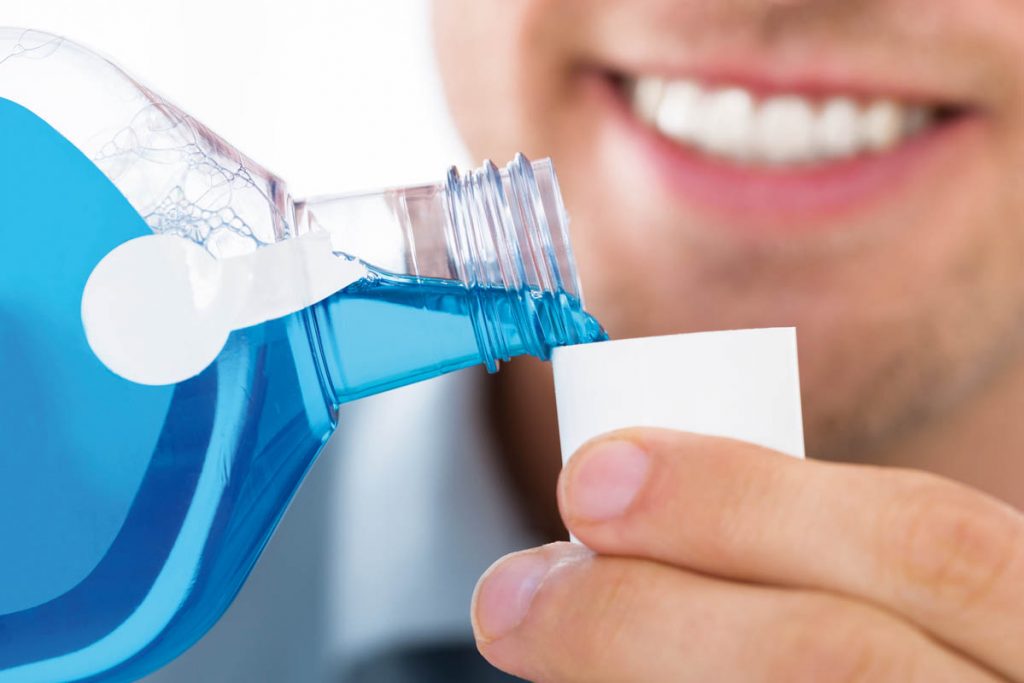 Utiliza enjuage bucal como prevención de posibles daños en tu boca.