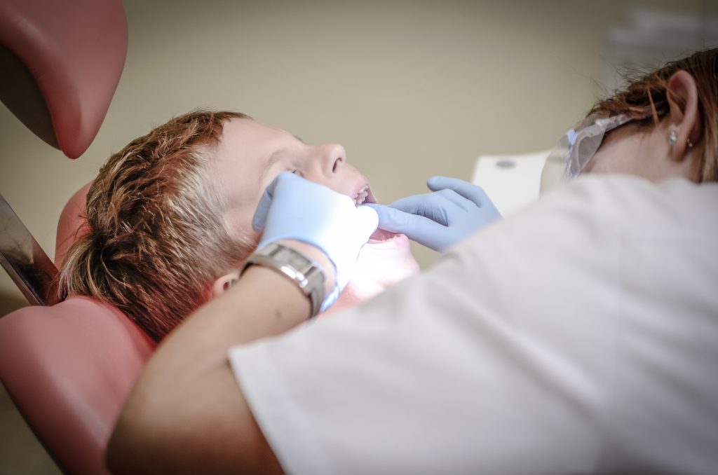 Clínica dental en Getxo - Sellado de fisuras en niños